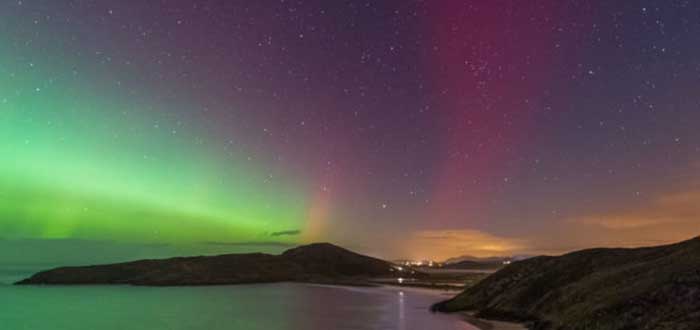 Aurora boreal en la costa de irlanda 