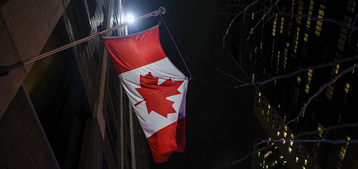Bandera de Canada, de noche en Montreal