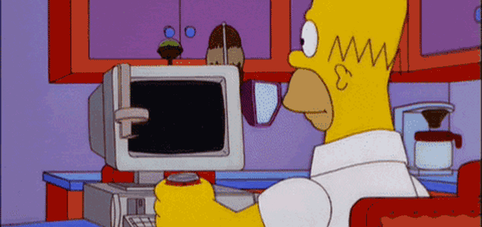 Homero Simpson frente a una computadora.